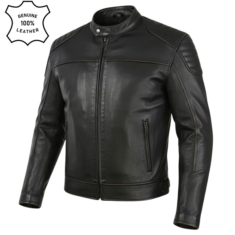 Pode incluir: Um casaco de couro preto com gola mandarim e fecho de bot&atilde;o de press&atilde;o, fecho de correr frontal completo e detalhes acolchoados nos ombros. Um emblema no canto superior exibe o texto Genuine 100% Leather.