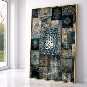 Könnte beinhalten: Gerahmtes Wandbild mit einem Patchwork-Design aus Teppichmustern in Blau, Beige und Braun. Das Kunstwerk zeigt ein zentrales Feld mit weißer arabischer Kalligraphie. Der Rahmen hat eine goldene Oberfläche.