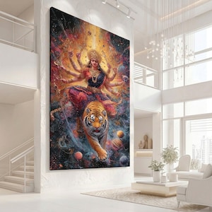 Puede incluir: Gran impresión artística en lienzo que representa una deidad de múltiples brazos montada en un tigre. La obra de arte presenta colores vibrantes, incluyendo oro, rojo y azul, con un fondo celestial. El tigre es naranja y negro, y la deidad lleva una corona.