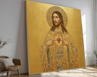 Może przedstawiać: Duże, oprawione dzieło sztuki przedstawiające Jezusa ze złotą aureolą i bogato zdobionymi złotymi szatami. Dzieło przedstawia czerwone serce z płomieniami na tle teksturowanego złota.