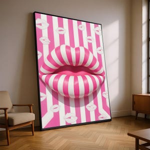 以下が含まれることがあります： ピンクと白のストライプの唇のポップアートデザインが特徴の、大きな額入りのアートプリント。背景にはピンクと白の縦縞模様と、散らばった白い唇の形があります。