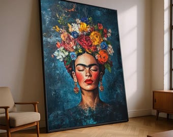 Puede incluir: Gran impresión artística enmarcada de una mujer con los ojos cerrados, adornada con un vibrante tocado floral. La obra de arte presenta un fondo azul oscuro y un marco negro. La mujer tiene labios rojos y pendientes.