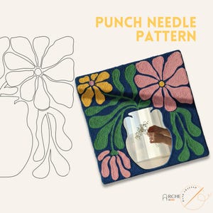 Könnte beinhalten: Ein quadratisches Punch-Needle-Muster mit einem Blumendesign in Rosa, Gelb und Grün auf marineblauem Hintergrund. Der Text "PUNCH NEEDLE PATTERN" wird oben angezeigt. Eine Strichzeichnung einer Blume befindet sich links.