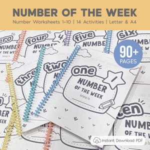 Può includere: Una pila di quaderni rilegati a spirale intitolati "NUMBER OF THE WEEK" con i numeri da uno a dieci. I quaderni sono bianchi con disegni a tratto nero e rilegature a spirale colorate. Il testo include "14 Attività" e "90+ Pagine."