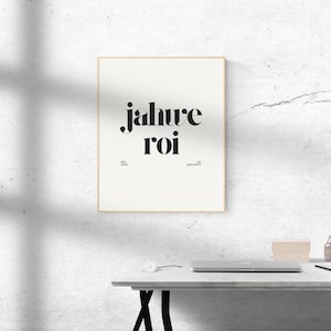 Könnte beinhalten: Ein gerahmter Kunstdruck mit den schwarzen Worten "jahre roi", zentriert auf einem cremefarbenen Hintergrund. Der Druck hat einen goldenen Rahmen und wird auf einer weißen Oberfläche angezeigt. Der Text "DER HERR" und "IST MEHRHITE" steht unter dem Haupttext.