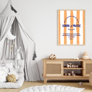 Könnte beinhalten: Ein rechteckiges Wandbild mit vertikalen orangefarbenen und weißen Streifen und dunkelblauem Text: HABE ICH DIR NICHT GEBOTEN, DASS DU STARK & MUTIG SEIN SOLLST! SEI UNERSCHROCKEN UND SEI NICHT VERZAGT, DENN DER HERR, DEIN GOTT, IST MIT DIR ÜBERALL, WO DU HINGEHST! JOSUA 1:9.