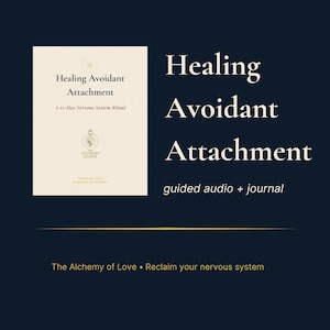 Könnte beinhalten: Ein Buchcover mit dem Titel "Healing Avoidant Attachment" und dem Untertitel "A 21-Day Nervous System Ritual". Der Text ist in einer Serifenschrift, mit einer goldenen horizontalen Linie und den Worten "guided audio + journal" darunter. Der Hintergrund ist dunkelmarineblau.