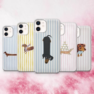 Peut inclure: Cinq coques de téléphone avec des illustrations de chiens teckels. Chaque coque présente un design différent, avec des chiens portant des accessoires ou dans diverses poses. Les coques ont un fond rayé bleu, jaune et rose.