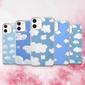 Peut inclure: Cinq coques de téléphone avec des motifs de nuages. Les coques présentent une variété de fonds bleus avec des illustrations de nuages blancs. Une coque a un motif d'étoile. Les coques sont disposées en rangée, présentant les différents motifs de nuages.