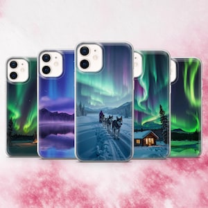 Puede incluir: Cinco fundas de teléfono con bordes transparentes, cada una con un diseño diferente de la Aurora Boreal. Los diseños incluyen paisajes nevados, montañas y un equipo de perros de trineo bajo la aurora.
