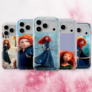 Könnte beinhalten: Fünf transparente Smartphone-Hüllen mit verschiedenen Illustrationen einer Figur mit langem, lockigem rotem Haar in einem dunkelblauen Kleid. Die Designs zeigen Szenen mit Pfeil und Bogen vor Wald- und Papierhintergründen.