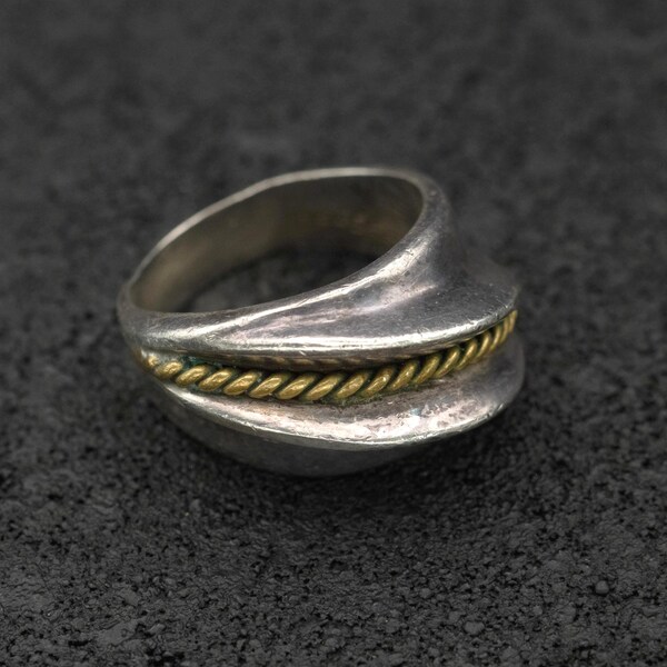 Vintage heavy Taxco Mexico sterling silver ring with twisted brass accent – size 9 – 15 g