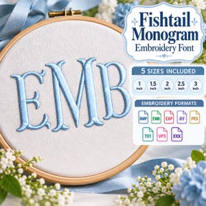 Może przedstawiać: Drewniany tamborek z białą tkaniną i wyhaftowanymi jasnoniebieskimi literami E, M oraz B. Tekst zawiera Fishtail Monogram Embroidery Font, 5 SIZES INCLUDED 1, 1.5, 2, 2.5, 3 inch oraz EMBROIDERY FORMATS z ikonami BMP, EMB, EXP, JEF, PES, T01, VP3, XXX.