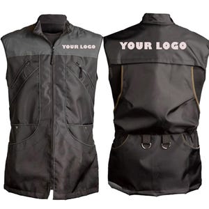 Può includere: Un gilet nero e grigio con la scritta "YOUR LOGO" sul davanti e sul retro. Il gilet ha più tasche, cerniere e un pannello posteriore in rete. È senza maniche e ha una chiusura con cerniera a tutta lunghezza.