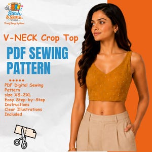 Op de afbeelding: Mosterdgeel V-hals crop top PDF naaipatroon. De afbeelding toont een vrouw die de crop top draagt, gecombineerd met een beige broek. Het patroon bevat maten XS-2XL, eenvoudige instructies en duidelijke illustraties. De tekst op de afbeelding luidt "Stitch & Sketch Studio".