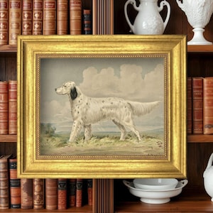 Könnte beinhalten: Gerahmtes Gemälde eines weiß-schwarzen English Setter-Hundes, der auf einer Wiese steht. Das Kunstwerk ist vor einem bewölkten Himmel platziert und in einem goldenen Rahmen eingefasst. Das Gemälde wird auf einem Bücherregal mit antiken Büchern ausgestellt.