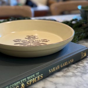 Pfaltzgraff Village 9-Inch Pie Dish, Vintage Stoneware Baking Plate, Country Kitchen Decor