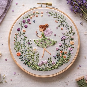 Puede incluir: Un letrero de madera rústico con la frase "Welcome to our porch" en letras blancas. El letrero presenta un acabado envejecido, ideal para la decoración exterior.