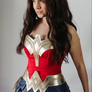 Fantasia de super-herói Wonder Cosplay. Feita sob medida.