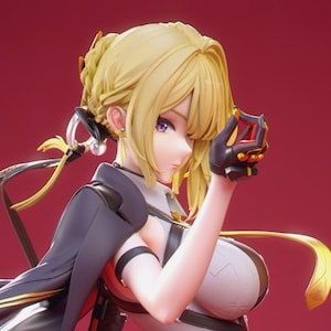 Puede incluir: Figura detallada de un personaje de anime femenino con cabello rubio y ojos morados. Viste un atuendo blanco y negro con detalles dorados, guantes negros y una capa. La figura está sobre un fondo rojo.