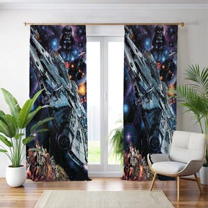 Könnte beinhalten: Ein Paar Fenstergardinen im Star Wars-Design. Die Gardinen zeigen eine detaillierte Illustration des Raumschiffs Millennium Falke, Darth Vader und anderer Charaktere vor einem Weltraumhintergrund mit Sternen und Planeten. Die Gardinen hängen vor einem Fenster.