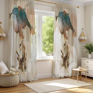 Può includere: Un paio di tende da finestra color crema con un design in stile acquerello. L'opera d'arte presenta un grande pesce astratto nei toni del blu, marrone e pesca. Le tende sono appese davanti a una finestra.