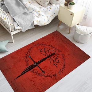 Op de afbeelding: Een rechthoekig rood tapijt met een zwart zwaard, boom en cirkelvormig tekstontwerp. Het tapijt ligt op een lichte houten vloer. Het ontwerp heeft een fantasiethema en is geschikt voor een slaapkamer.