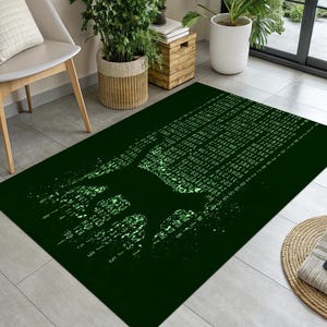 Może przedstawiać: Prostokątny, ciemnozielony dywan z wzorem kodu cyfrowego. Dywan ma stylizowany kształt odcisku dłoni w jaśniejszym odcieniu zieleni, złożony z cyfr i liter, tworząc estetykę inspirowaną technologią. Dywan jest umieszczony na kafelkowej podłodze.