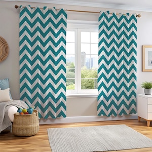 Peut inclure: Rideaux à chevrons turquoise et blancs suspendus à une tringle dorée. Les rideaux sont devant une fenêtre avec vue sur une ligne d'horizon urbaine. La pièce a une palette de couleurs neutres avec un panier en osier et un tapis gris.