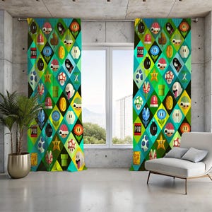 Puede incluir: Un par de cortinas estampadas en verde, azul y negro. El diseño presenta iconos de personajes de dibujos animados y la palabra "POW" en una cuadrícula de diamantes. Las cortinas cuelgan frente a una ventana.