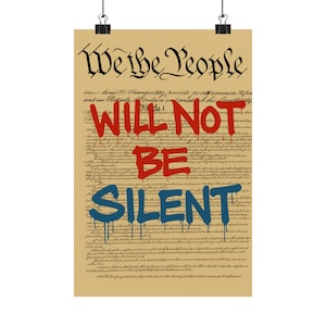 以下が含まれることがあります： 「We the People」の文字がスタイリッシュなフォントで書かれたポスター。 「WILL NOT BE SILENT」の文字は、赤と青のグラフィティ風の文字で、文書の背景に重ねられています。