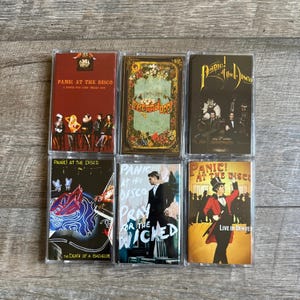 Puede incluir: Seis cintas de casete con álbumes de Panic! At The Disco. Los títulos incluyen A Fever You Can't Sweat Out, Pretty. Odd., Vices & Virtues, Death of a Bachelor, Pray for the Wicked y Live in Denver, cada una con arte de portada y marca.