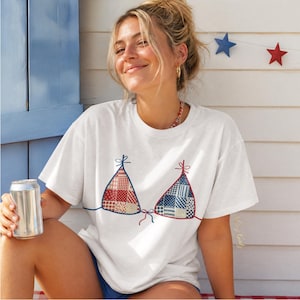 Maglietta bikini con fiocco USA Faux Quilt Patchwork 1776 Comfort Colors® Tee︳Top costume da bagno rosso bianco blu 4 luglio ︳Maglietta per la spiaggia, le vacanze e le giornate al lago