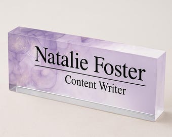 Personalisiertes lila Schreibtisch-Namensschild - kundenspezifisches Büroacrylschild mit elegantem Marmordesign