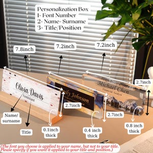 Peut inclure: Trois plaques nominatives de bureau personnalis&eacute;es. La premi&egrave;re mesure 19,8 cm de long, avec le nom "Olivia Davis" et le titre "Assistant". La seconde mesure 18,3 cm de long, avec le nom "Emily Johnson" et le titre "Project Coordinator". La troisi&egrave;me mesure 18,3 cm de long, avec le nom "Michael Chen" et le titre "Financial Analyst".