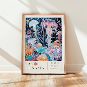 Puede incluir: Una impresi&oacute;n art&iacute;stica enmarcada con una ilustraci&oacute;n en acuarela de medusas en un oc&eacute;ano azul profundo. La obra de arte incluye colores como rosa, azul, naranja y blanco. La impresi&oacute;n incluye el texto "YAYOI KUSAMA" y texto japon&eacute;s.
