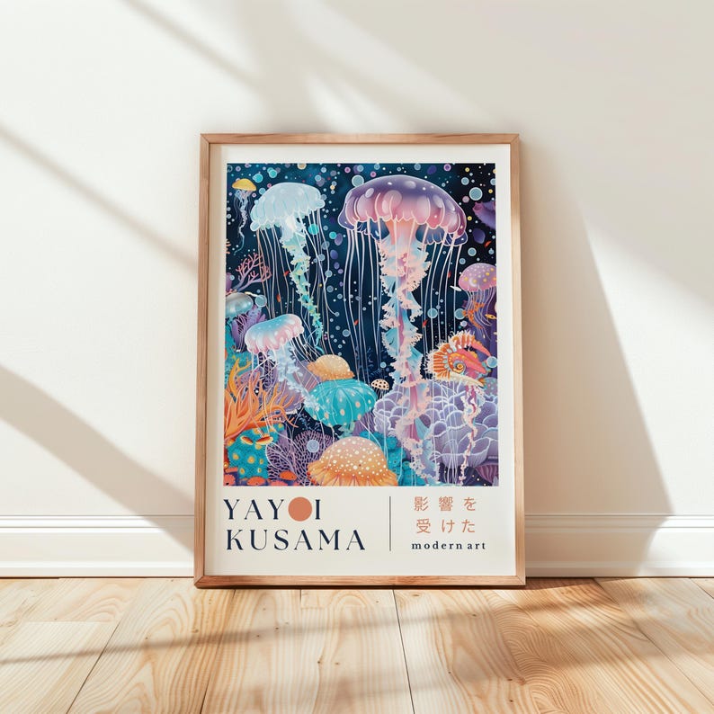 Puede incluir: Una impresi&oacute;n art&iacute;stica enmarcada con una ilustraci&oacute;n en acuarela de medusas en un oc&eacute;ano azul profundo. La obra de arte incluye colores como rosa, azul, naranja y blanco. La impresi&oacute;n incluye el texto "YAYOI KUSAMA" y texto japon&eacute;s.