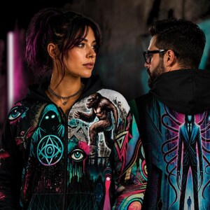 Pode incluir: Um casaco preto com fecho e um estampado gráfico multicolorido vibrante. A frente apresenta uma figura encapuzada, um primata e vários olhos, enquanto as costas mostram uma figura alta e esguia de fato com longos tentáculos num beco.