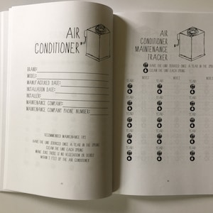 Może przedstawiać: Czarno-biała, drukowalna książka logowania do śledzenia konserwacji klimatyzacji. Książka logowania zawiera sekcje do rejestrowania marki, modelu, daty produkcji, daty instalacji, instalatora, firmy konserwującej, numeru telefonu firmy konserwującej oraz zalecanych wskaz&oacute;wek dotyczących konserwacji. Książka logowania zawiera r&oacute;wnież tabelę do śledzenia corocznej konserwacji z kolumnami dla roku, notatek i p&oacute;l wyboru do obsługi i czyszczenia.