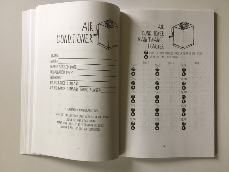 Może przedstawiać: Czarno-biała, drukowalna książka logowania do śledzenia konserwacji klimatyzacji. Książka logowania zawiera sekcje do rejestrowania marki, modelu, daty produkcji, daty instalacji, instalatora, firmy konserwującej, numeru telefonu firmy konserwującej oraz zalecanych wskaz&oacute;wek dotyczących konserwacji. Książka logowania zawiera r&oacute;wnież tabelę do śledzenia corocznej konserwacji z kolumnami dla roku, notatek i p&oacute;l wyboru do obsługi i czyszczenia.