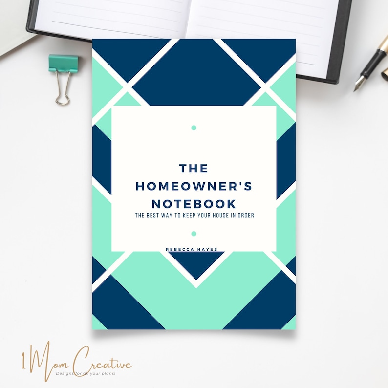 Może przedstawiać: Okładka notesu w kolorze turkusowym i granatowym z tekstem "THE HOMEOWNER'S NOTEBOOK THE BEST WAY TO KEEP YOUR HOUSE IN ORDER REBECCA HAYES"