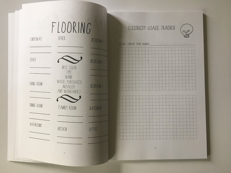 Może przedstawiać: Czarno-biała strona planera organizacji domu do wydrukowania z tytułem "Flooring" i listą pomieszczeń, w tym przedpok&oacute;j, inne, sypialnia, salon, jadalnia, łazienka, pok&oacute;j rodzinny, piwnica, kuchnia i gabinet. Strona zawiera r&oacute;wnież sekcję "Electricity Usage Tracker" z siatką do śledzenia zużycia.