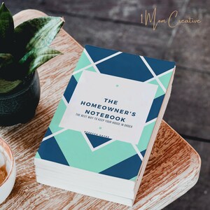 Może przedstawiać: Notes z niebieskim i zielonym wzorem z tytułem "The Homeowner's Notebook: The Best Way To Keep Your House In Order" autorstwa Rebecci Hayes.