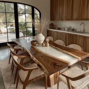 Mesa de comedor de nogal con borde natural, hecha a mano y con resina epoxi; patas de metal personalizadas.