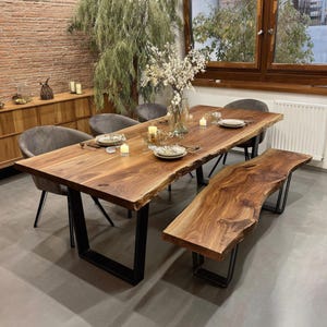 Handgemachter Live Edge Esstisch aus Walnussholz: Rustikales Bauernhaus Modern