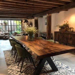 Handgemachter Live Edge Esstisch aus Walnussholz: Rustikale Bauernhaus-Küchenmöbel
