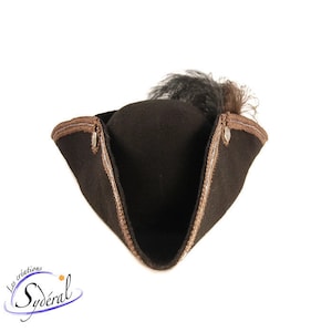 Tricorno in feltro di lana nero con nastro marrone e piume di struzzo, tricorno da ufficiale, tricorno da pirata, Nuova Francia, cappello storico
