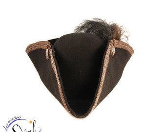 Tricornio de fieltro de lana negra con cinta marrón y plumas de avestruz, tricornio de oficial, tricornio pirata, Nueva Francia, sombrero histórico