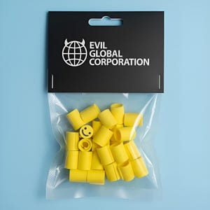 Op de afbeelding: Een doorzichtige plastic zak met gele cilindrische objecten, sommige met een smiley-gezicht. De zak is bevestigd aan een zwarte kaart met de tekst "EVIL GLOBAL CORPORATION" en een logo.
