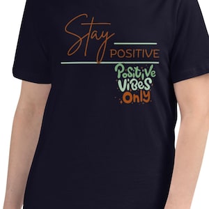 Maglietta &quot;Stai positivo&quot; / Maglietta grafica motivazionale / Maglietta con citazione ispiratrice / Maglietta con atteggiamento positivo / Amore per se stessi / Regalo di felicità